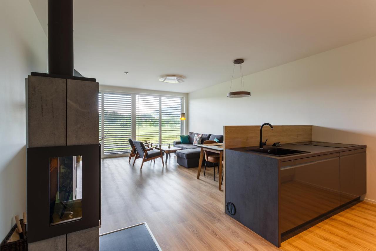 Apartman Na Golfu เชลาดนา ภายนอก รูปภาพ