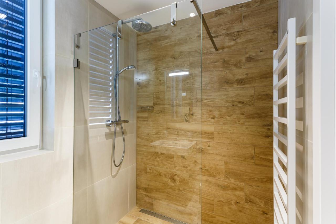 Apartman Na Golfu เชลาดนา ภายนอก รูปภาพ
