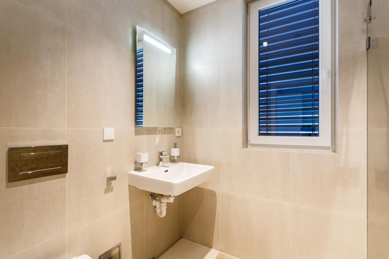 Apartman Na Golfu เชลาดนา ภายนอก รูปภาพ